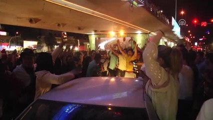 İranlılar, Milli Takımlarının Galibiyetini Kutladı