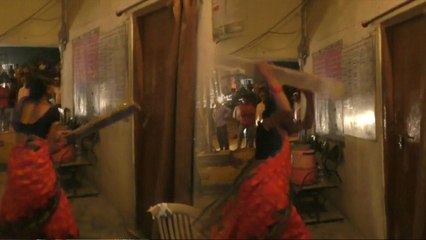 महिलाओं ने लापरवाही का आरोप लगाते हुए पुलिस चौकी में की तोड़फोड़, देखें वीडियो