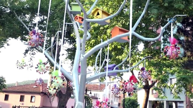 Kuş ağacına asılan şekerler çocukları sevindirdi