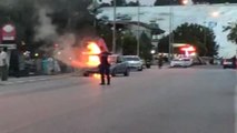 Otomobilden Çıkan Dumanlar Yerini Alevlere Bıraktı
