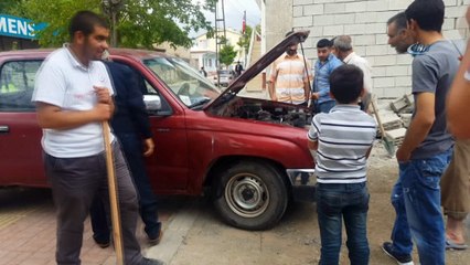 Kamyonet sürücüsünün yılanla mücadelesi