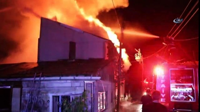 Bolu’da, 3 Ev, Ahır Ve Odunluk Alev Alev Yandı