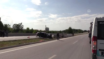 Otomobil Bariyerlere Çarptı: 3 Ölü, 2 Yaralı