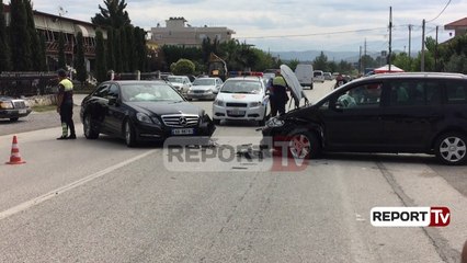 Report Tv - Peqin, 'Benzi' dhe 'Wolksvagen'-i përplasen 'kokë më kokë', dy të lënduar