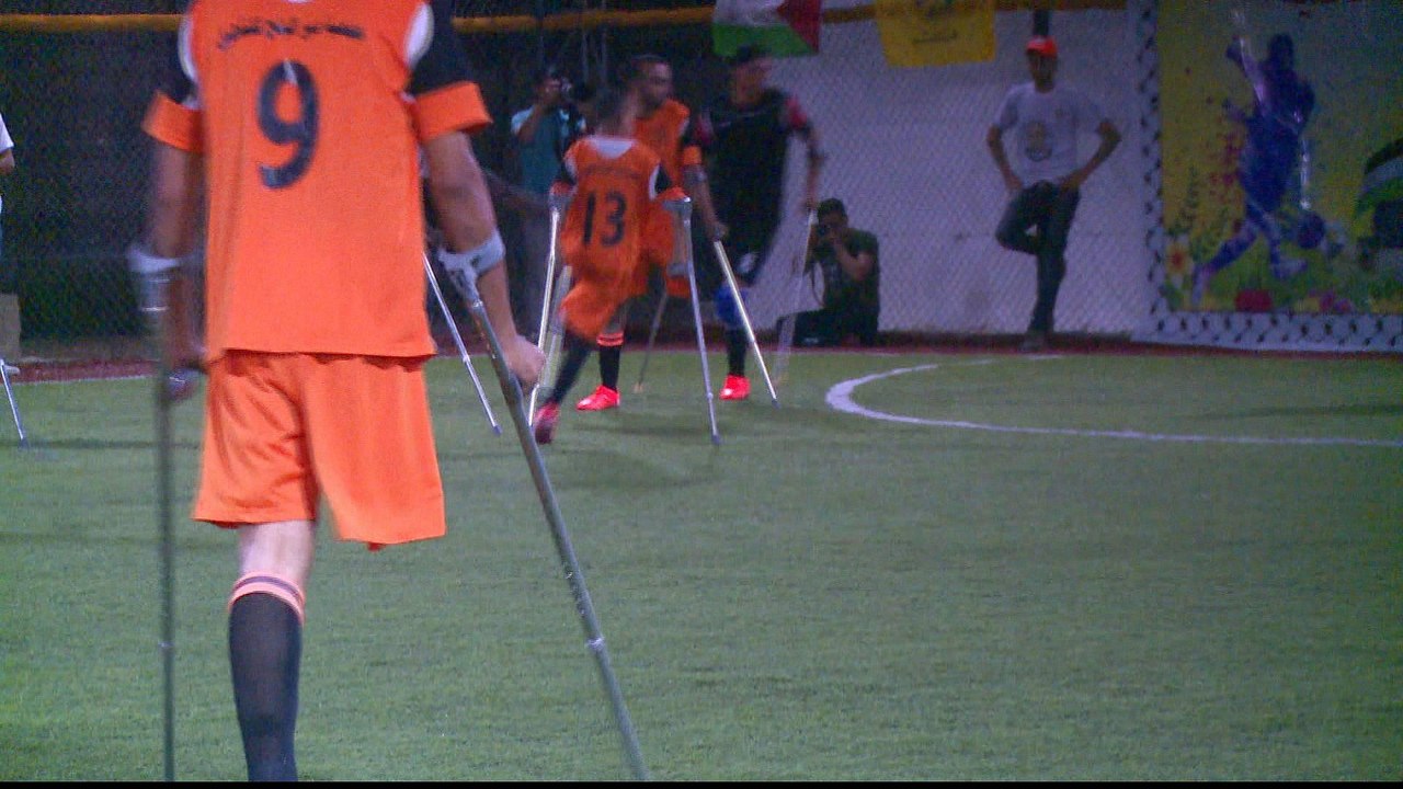 Playing football brings hope to amputees in Gaza