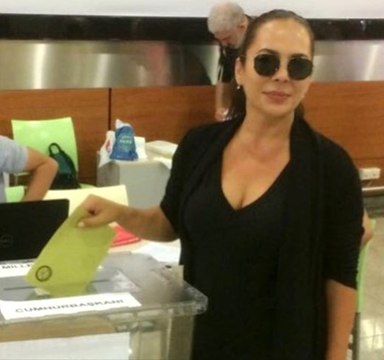 Yurtdışında Yaşayan Şarkıcı Demet Sağıroğlu Oyunu Kullandı