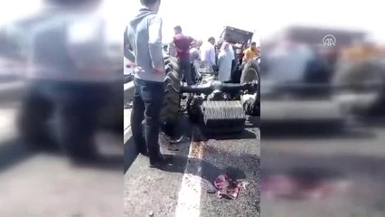 Turistleri Taşıyan Otobüs Traktöre Çarptı: 3 Yaralı