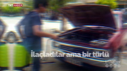 İki gündür kamyonetine giren yılanı çıkarmaya çalışıyor