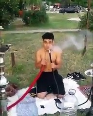 Sahilde nargile içen Suriyelilere tepki gösterdi: Neden ülkenizde savaşmıyorsunuz?