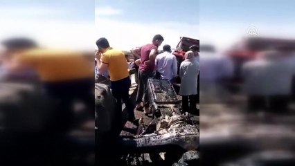 Turistleri taşıyan otobüs traktöre çarptı: 3 yaralı