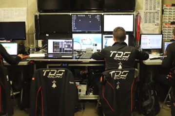 Visite guidé d'un garage d'une écurie d'endurance