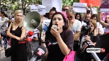 Report Tv - Studentë e shoqëria civile protestë për gratë e dhunuara: Shteti të mbrojë femrat