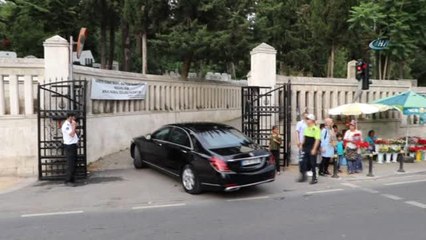 Emine ve Sümeyye Erdoğan'ndan Mezarlık Ziyareti