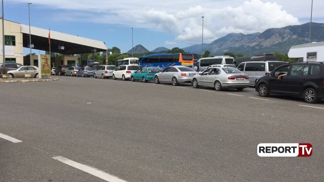 Report Tv - Fluks automjetesh në Muriqan, turistët: Këtë situatë e hasim vetëm në Shqipëri