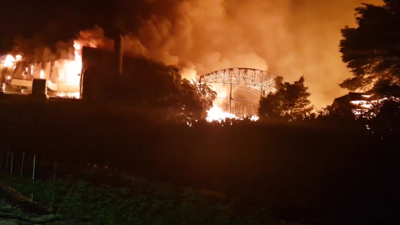 충남 보령 농공단지서 큰불...공장 4동 전소 / YTN