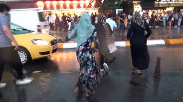 Taksim'de sağanak yağış etkisini gösteriyor