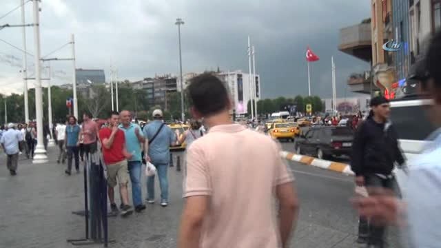 Taksim'de Sağanak Yağış Etkisini Gösteriyor