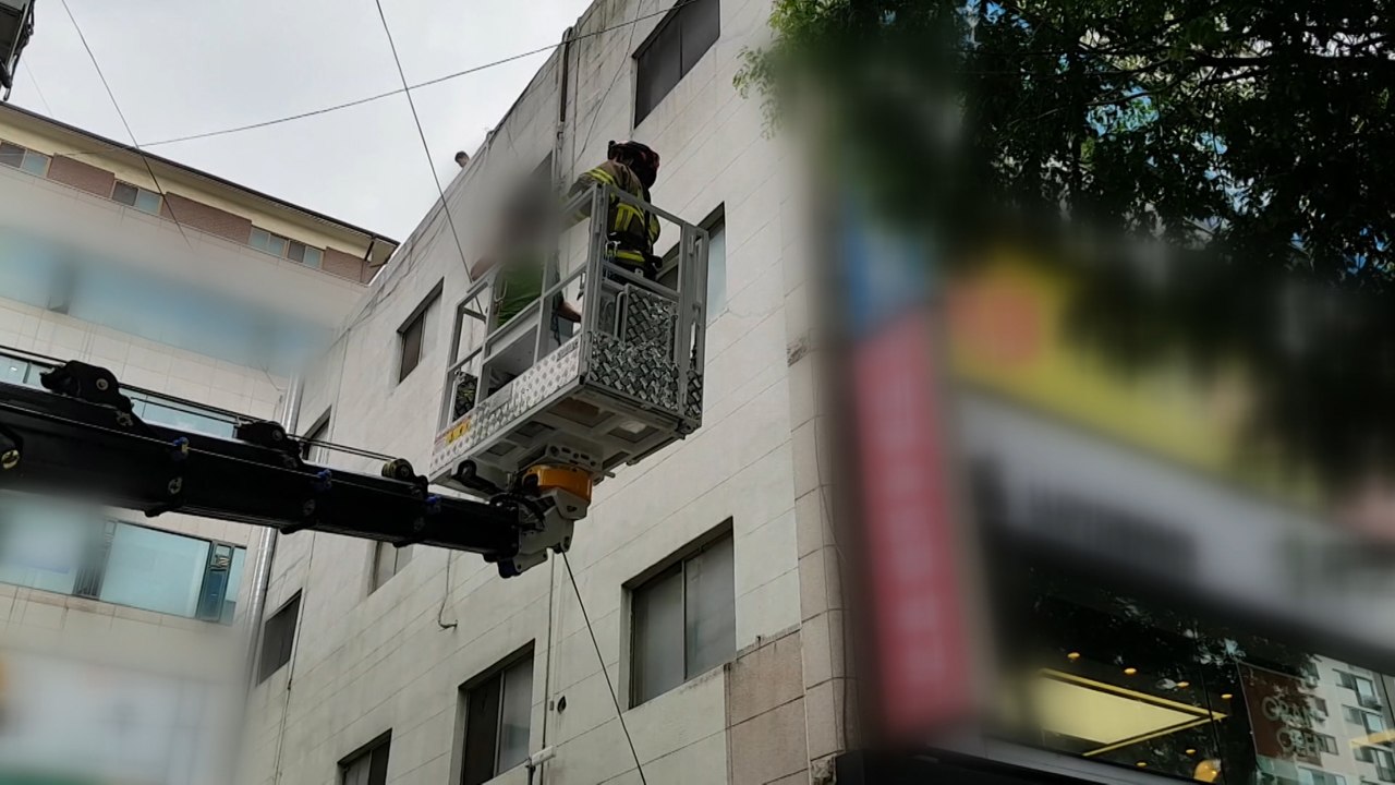 지방선거 현수막 떼다 추락...근로자 2명 사상 / YTN