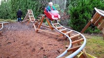 Il a fabriqué des montagnes russes dans son jardin pour ses petits enfants