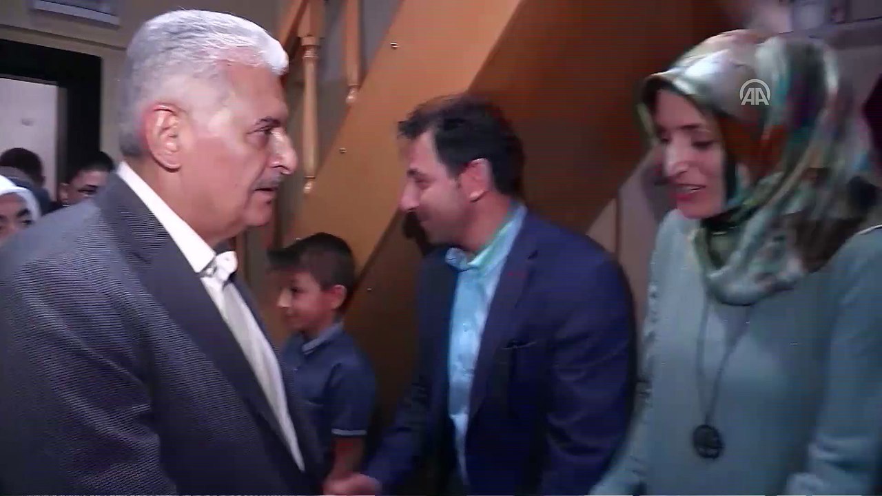 Başbakan Yıldırım, mitingde 'çaya bekleriz' pankartı açan 10 yaşındaki Akkaya’nın evini ziyaret etti - SİVAS