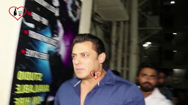 Bolywood celebrity Salman Khan's MACHO ENTRY With Ms Dhoni & Wife Sakshi Dhoni At Race 3 Movie special screning