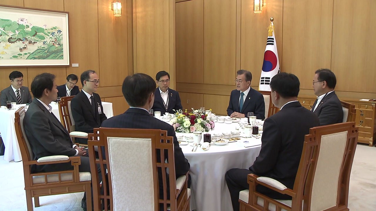 문재인 대통령 "경찰에 수사 자율성...검찰은 경찰 통제 집중" / YTN