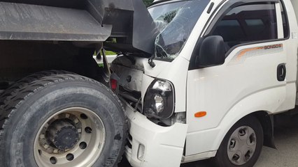 1t 화물차, 갓길 주차 덤프트럭 들이받아 / YTN