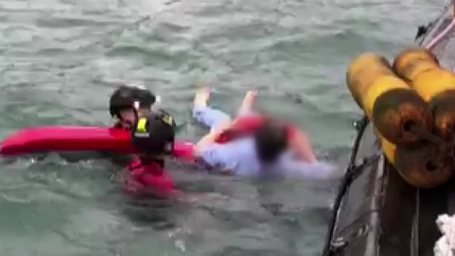 방파제에서 파도에 휩쓸린 70대 구조 / YTN