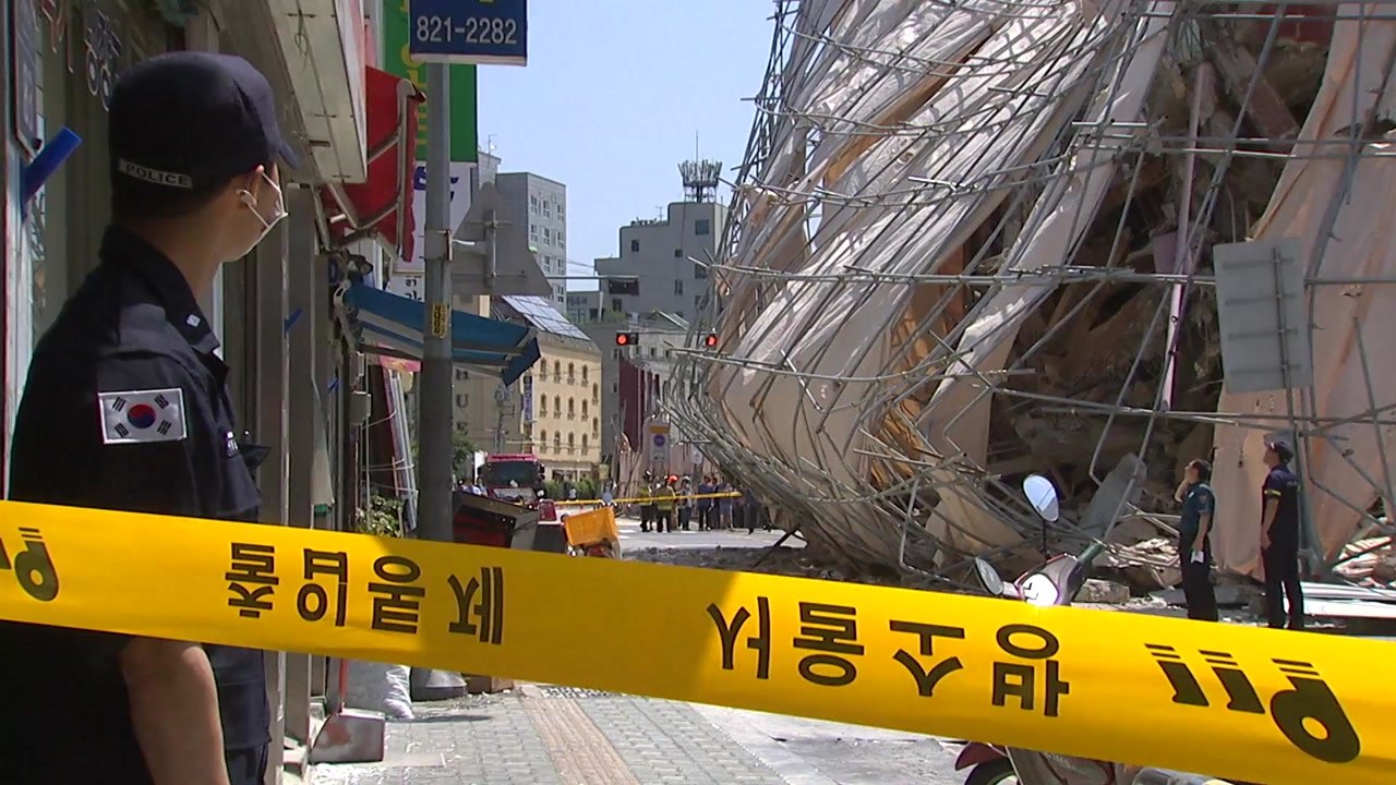 재건축 단지 철거 건물 '와르르'...1명 다쳐 / YTN