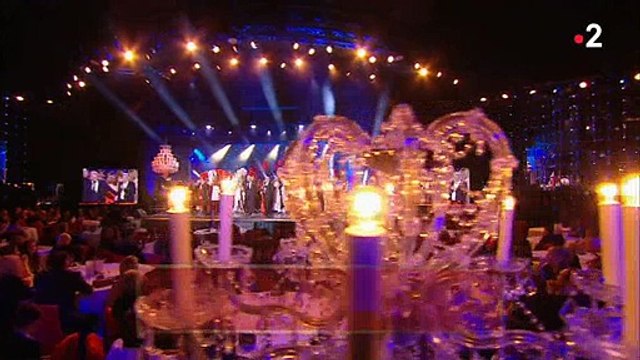 Regardez Alain Delon hier soir sur France 2 qui intervient à la fin du 20e anniversaire du Grand Cabaret de Patrick Sébastien