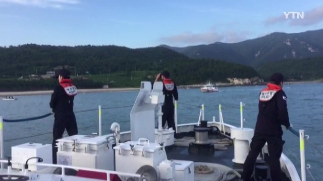 해수욕장 물놀이 10대 너울성 파도 휩쓸려 실종...해경 수색 / YTN