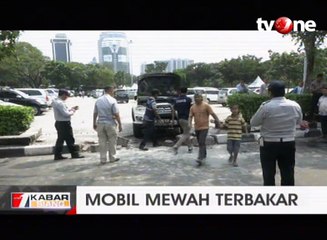 Mobil Mewah Terbakar di Parkiran Monas