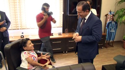 Cam kızı adım adım takip edip cep telefonunu böyle çalmış