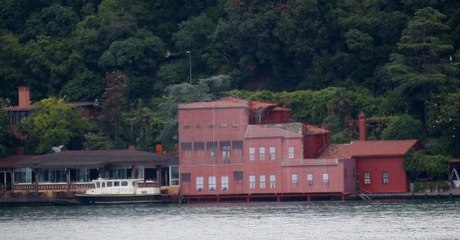 İstanbul Boğazı'nda Geminin Çarptığı Yalıya Fotoğraflı Kamufulaj Yapıldı