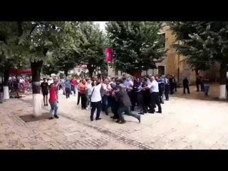 Ora News - Rama pritet me protesta në Dibër, fillon me vonesë takimi