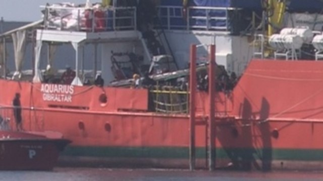 Cánticos y saludos de los inmigrantes del Aquarius al llegar a Valencia