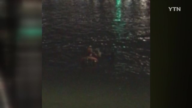 한강 유람선 선착장 인근에서 물에 빠진 남성 구조 / YTN