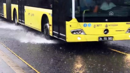 Kentte etkili olan sağanak, hayatı olumsuz etkiliyor (1) - İSTANBUL