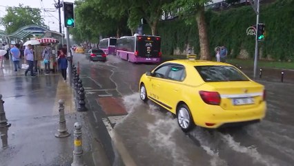 Kentte etkili olan sağanak, hayatı olumsuz etkiliyor (3) - İSTANBUL