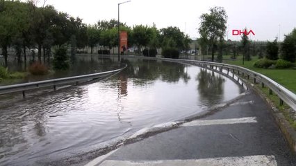 Beyoğlu'nda Evler Su Altında Kaldı; Yollar Göle Döndü