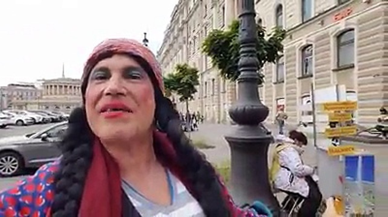 Esto hizo la Tenchis a su llegada al mundial de Futbol en San Petersburgo