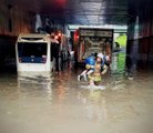 Minibüs Mahsur Kaldı: Yolcuların Yardımına İtfaiye Koştu