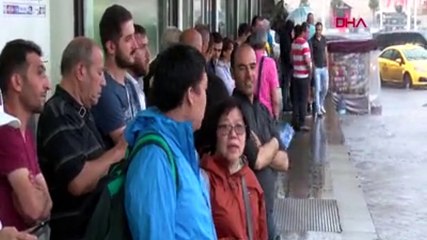 Sağanak yağış İstanbul'u vurdu! Minibüs altgeçitte mahsur kaldı