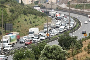 Tatilcilerin Dönüş Çilesi Devam Ediyor, TEM'de Uzun Kuyruklar Oluştu