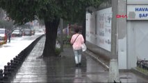 İstanbul Vatan Caddesi'nde Sağanak Yağışta Yalın Ayak Yürüyüş