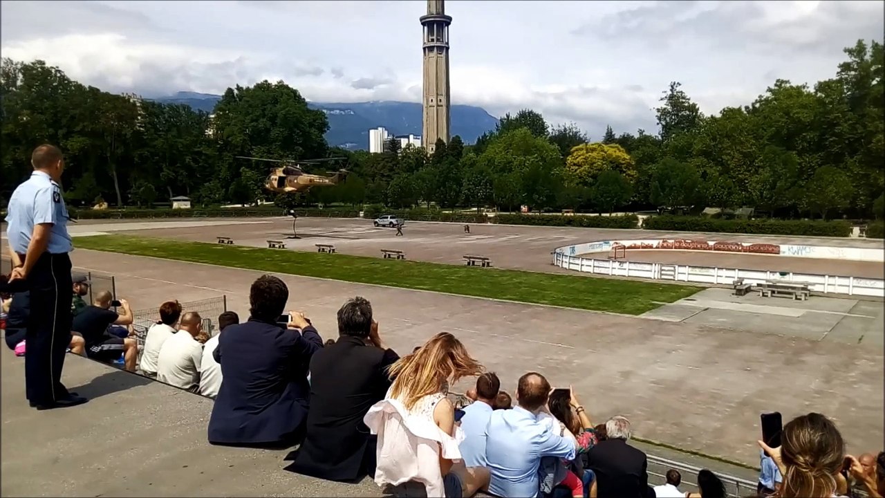 Aux 130 des troupes de montagne à Grenoble, démonstration d'une intervention militaire par hélicoptère