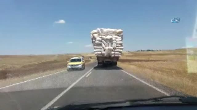 Şanlıurfa'da Saman Yüklü Kamyonun Tehlikeli Yolculuğu