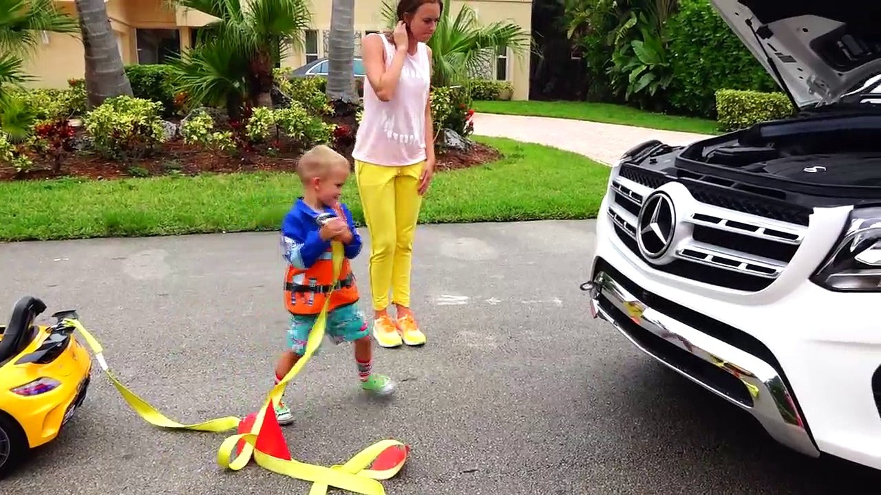 Bad Baby Отбуксировал Машину Little Driver on Colored Power Wheels TOWING CAR in Real Life (SKIT)