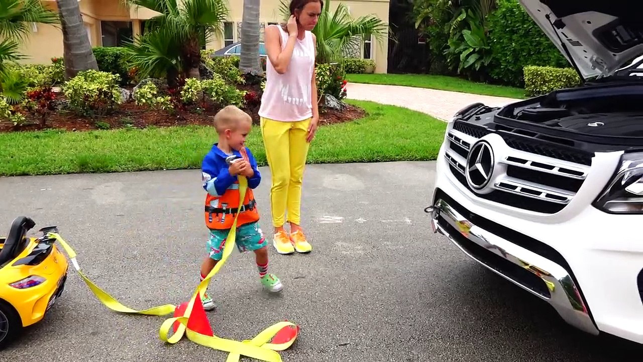 Bad Baby Отбуксировал Машину Little Driver on Colored Power Wheels TOWING CAR in