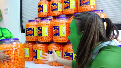 BABY HULK vs HULK MOM - МАЛЫШ ХАЛК в РЕАЛЬНОЙ ЖИЗНИ Hulk Family IRL